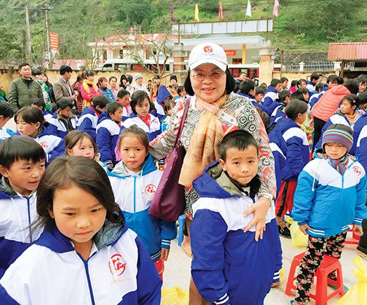 Chủ tịch HĐQT, Tổng giám đốc Du lịch Hòa Bình Nguyễn Thị Hoa Lệ trong một lần hỗ trợ học sinh vùng cao